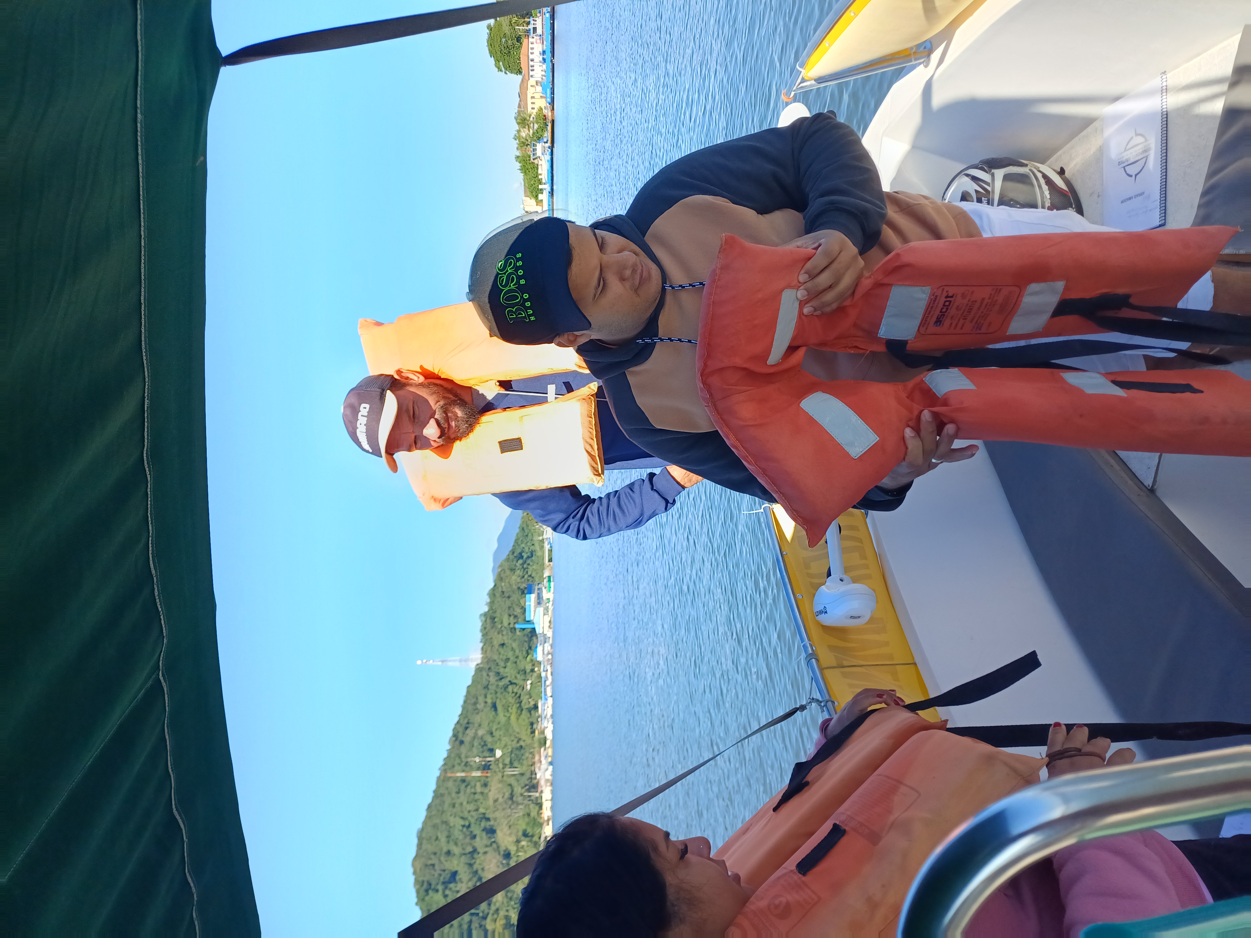 Treinamento prático com colete salva-vidas em embarcação